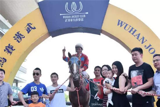 武汉“一带一路”主题赛马日:“天意、绿茵天地、东兴精神”各摘一冠13.jpg