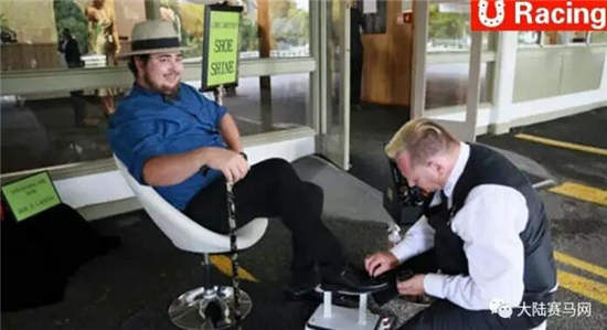 新奇!为何新西兰各大赛马场要为观众提供免费擦鞋服务?1.jpg