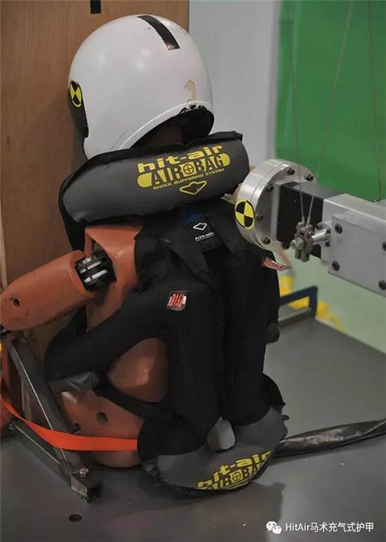 铁锤猛撞颈部、气囊打开最慢仅用0.205秒:hit-air马术充气式护甲进行“变态”测试3.jpg