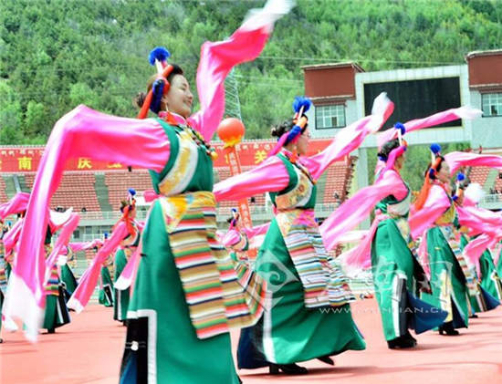 香格里拉传统赛马节盛装启幕 尽展康巴文化盛宴3.jpg