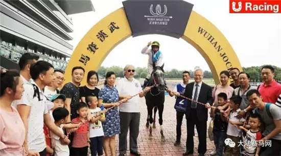 武汉父亲节主题赛马日暖心落幕：“赛青”“凌骏宝贝”各揽一冠