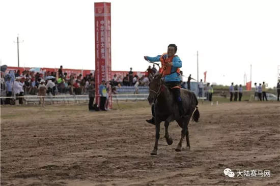 明星上阵,全民赛马:中华民族大赛马•科右中旗站“捧红”翰嘎利湖.webp (25).jpg