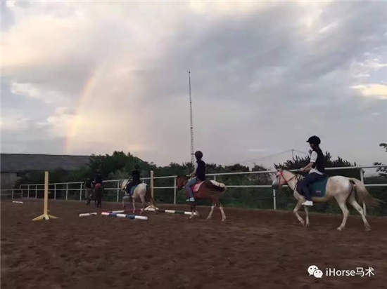 武汉iHorse马术俱乐部暑期第一期E级培训班顺利结业4.jpg