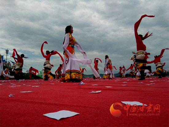 甘南玛曲第十届格萨尔赛马节开幕 120万奖金吸引六省区汉子竞技.jpg