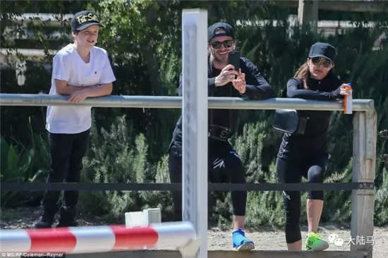 贝克汉姆爱女小七变身小骑手:展示马背风采,全家当粉丝.webp (5).jpg