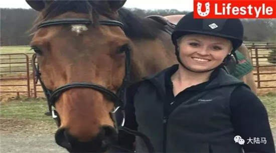 马匹受惊骑手险遇意外：关键时刻头盔保命