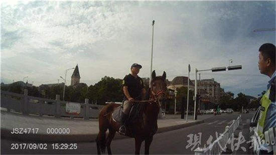 徐州一男子骑马过路口 称就是出来兜兜风