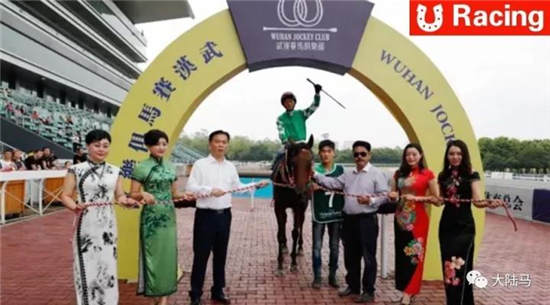 武汉国庆赛马日圆满落幕	
：“玉龙神佑”问鼎1949米国庆杯