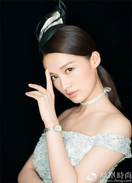 李沁优雅亮相马术比赛，坐旋转木马展童真