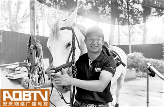 90后驯马师在马厩里和马同吃同住
，有时还挨踢遭踩