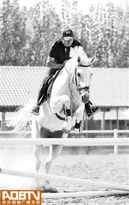 90后驯马师在马厩里和马同吃同住 有时还挨踢遭踩1.jpg