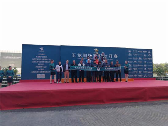 中国中轴线上南北赛马大融合 姜武洪剑涛爱马决战江城2.jpg