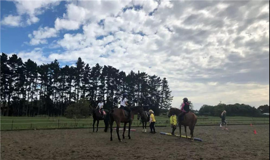 走进中信莱德嘉丽泽马会冬令营9-大陆赛马网.jpg