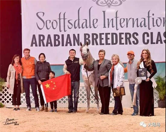 中国马主代表上台领奖。-大陆赛马网.jpg