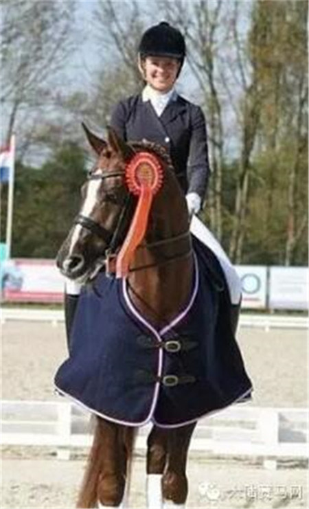 三夺挪威马术冠军的19岁姑娘成全球最年轻亿万富翁 (2)大陆马 大陆赛马网.jpg