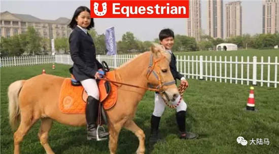 台湾小兄妹驰骋大型马术赛事
！哥哥4岁骑马，妹妹是学霸�！