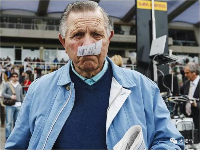 摄影师拍摄英国赛马场上的“赌徒”