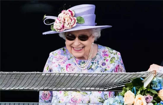 英国女王一袭碎花衣现场看赛马, CHC800万重金收购冠军母马 (2).jpg