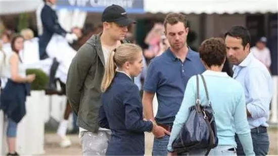 诺伊尔陪妻子参加马术比赛,鄂尔多斯市政协副主席视察伊泰大漠马业 (1).jpg