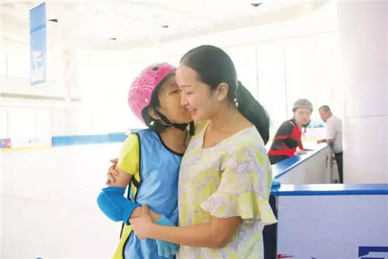 从自闭症女孩到花滑公主�！她最近在进行马术康复训练