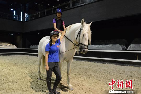 与汗血宝马“亲密接触” 新疆兴起马术运动热
