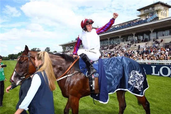骑师帕特里克·麦克唐纳策骑赛马“洛朗名驹”夺冠2.jpg
