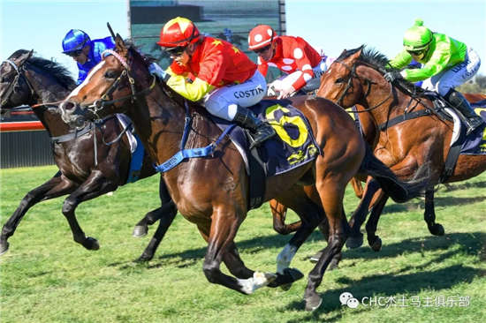 澳洲女骑师另辟蹊径！策骑CHC赛驹“狮头顶”外道超车大逆转夺冠