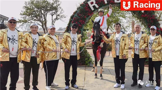 马闻早报丨“大谦世界明星马主团”携家人科右中旗看赛马