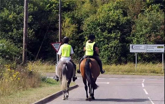 马闻早报丨英国骑手参加远足为慈善机构募集善款