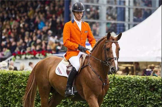 差点成为足球运动员的荷兰马术飞人哈里·斯莫德�：10年间成为世界顶尖骑手