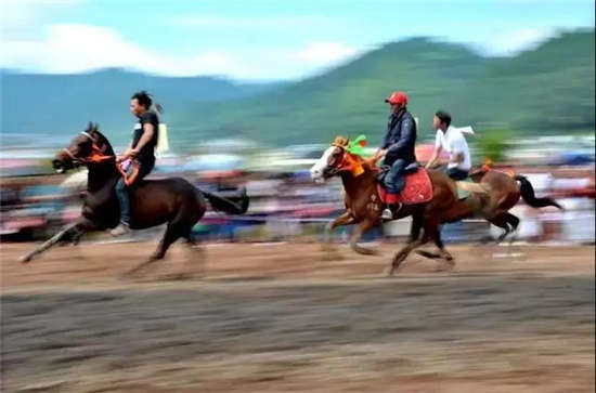 云南宁蒗举行2018年火把节系列活动赛马比赛