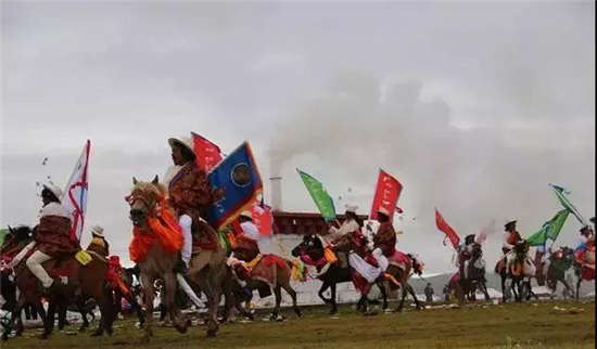 四川省第九届乡村文化旅游节暨理塘赛马节在毛垭草原“八一”赛马场举行