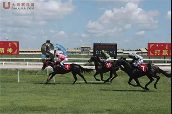 温良生策骑“鹏莱”一马当先获开门红：2018中国速度赛马经典赛科右中旗站