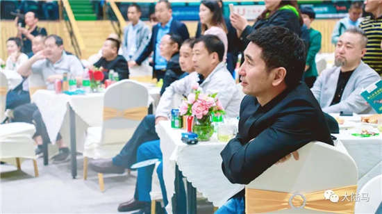 沙宝亮现身玉龙纯血马拍卖会，出价70万购马