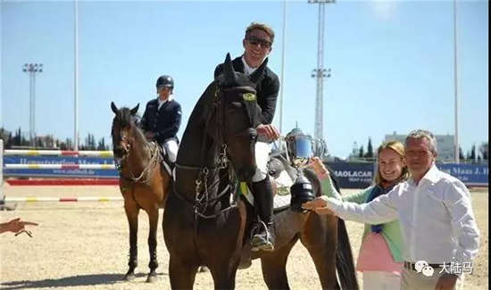 西班牙希洪五星级160cm级别大奖赛
：爱尔兰骑手理查德·豪利1.45秒优势摘冠