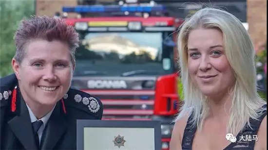 英国22岁女骑手大火中救出38匹赛马