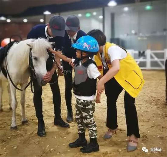 苏州唯亭为自闭症儿童进行“马术治疗”康复体验