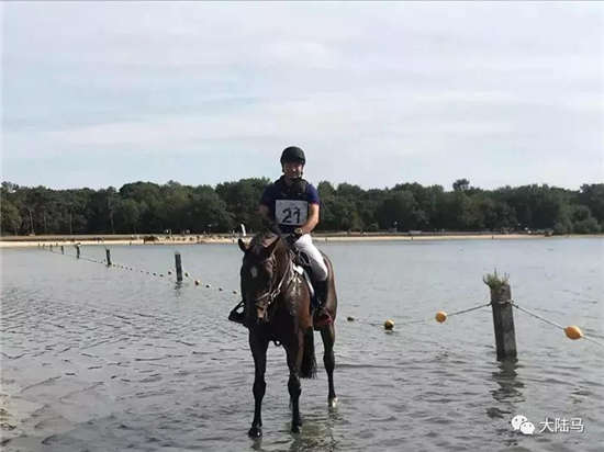 中国马术队成员、江苏队骑手包英凤在荷兰斩获国际马联一星级三项赛桂冠
