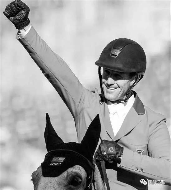 世界马术运动会场地障碍赛
：意大利军人骑手洛伦佐·德卢卡跃居个人赛榜首 瑞士队延续团体赛领先优势