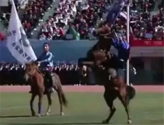 骑马上学	�？呼市一学校运动会开幕式现马术表演