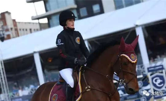 美国美女骑手杰西卡·斯普林斯汀的16岁战驹“Davendy S”退役-大陆赛马网.jpg