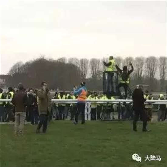 法国尚蒂伊赛马场遭抗议人士占领导致部分赛事延期进行-大陆赛马网.jpg