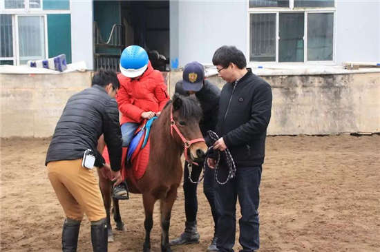 西安轻骑士马术学院举行英式亲子马术活动