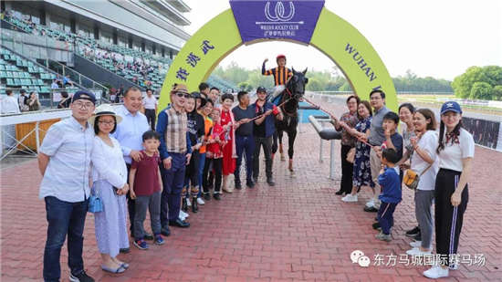 华宇马业旗下赛驹“乌骓踏雪”一颈优势险夺武汉赛马千二冠军