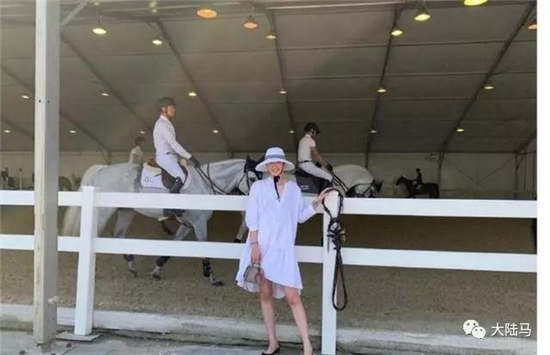 女排时尚达人晒新照：现身赛马场观摩名媛风尽显