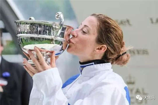杜希利成第二位在英国皇家阿斯科特赛马会夺冠的女骑师-大陆赛马网.jpg