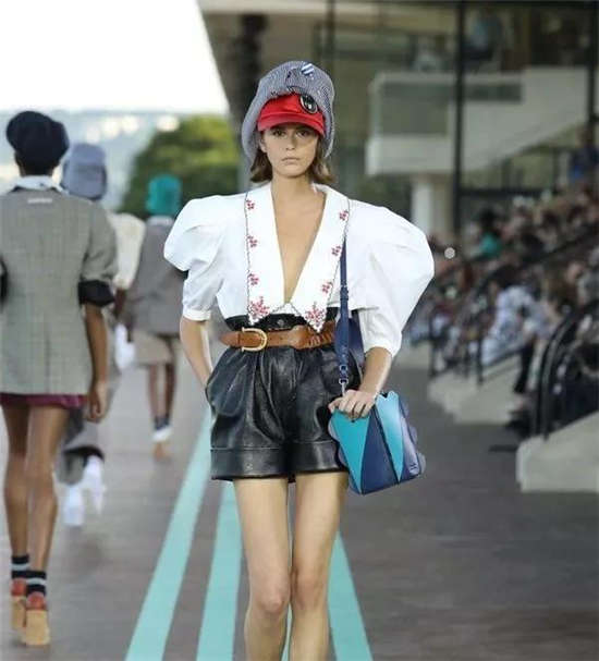 缪缪 (Miu Miu)早春时装秀于巴黎奥特伊赛马场举行-大陆赛马网.jpg