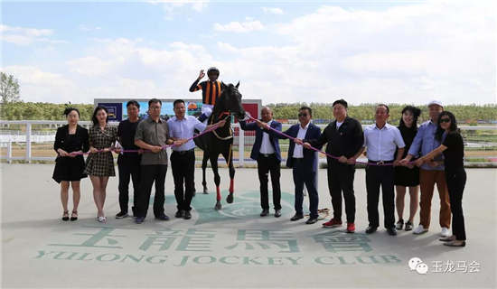 华宇马业“万事俱备”中国马主联盟蓝钻锦标第2场预选赛夺冠-2大陆赛马网.jpg