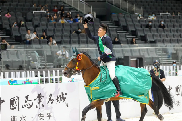 陈贺其勒图策骑“凯旋”2020中国年青马安平大赛四岁马组夺冠 (1).jpg