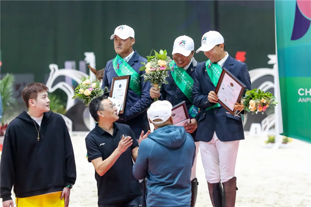 陈贺其勒图策骑“凯旋”2020中国年青马安平大赛四岁马组夺冠 (2).jpg